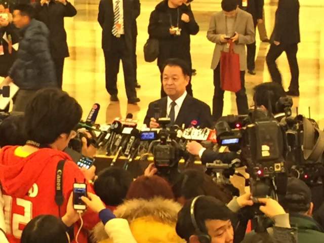 【茅眼看两会】今年主席台改用男服务员