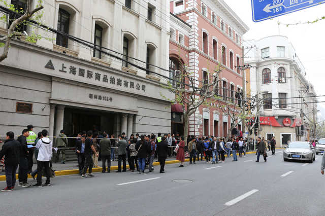 沪牌大热市民购买标书排队近两小时 黄牛代拍