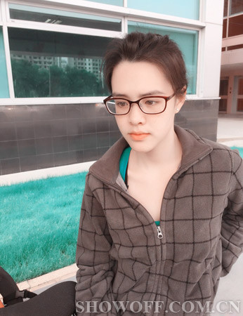  钟丽缇微博 晒与混血大女儿合影 网友赞像姐妹