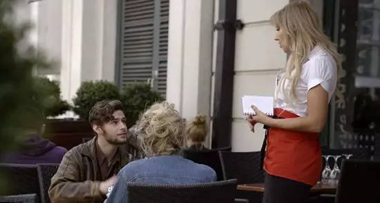 搞笑! 男子被催眠 后见到美女不停拍打自己头部