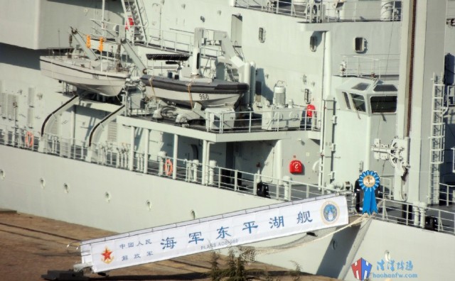 我海军2万吨级新型补给舰960东平湖舰正式服役