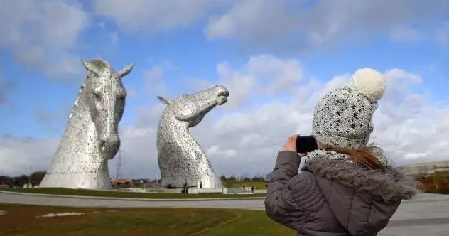 据悉这座马头灵感来源于苏格兰神话怪物kelpie,当地政府期望用它来