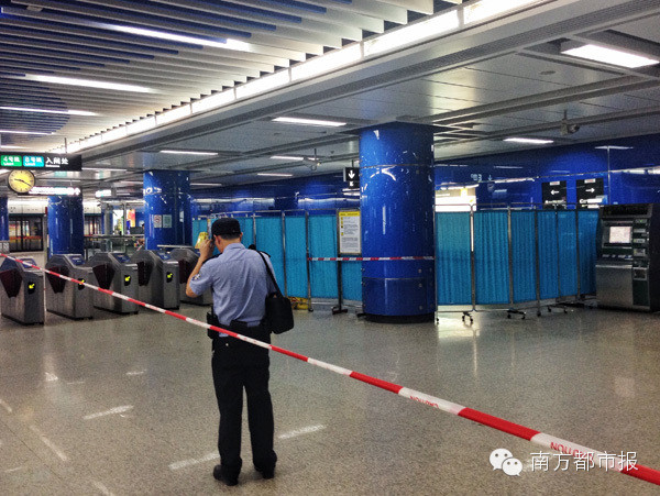 男子广州 地铁内持刀 伤2人 女站务紧拉 行凶 者手