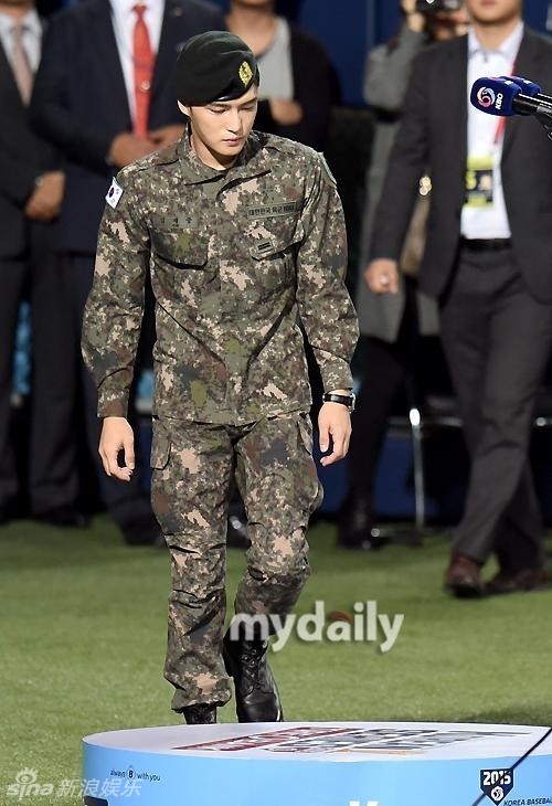 新浪娱乐讯 10月26日下午,正在军队服役中的韩国艺人金在中亮相大邱