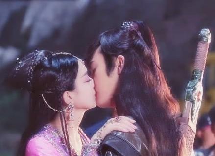 赵丽颖陈伟霆绝对在一起了!兔子、耳环,现在还