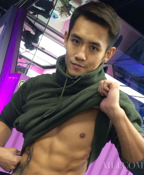 肌肉型男更爱脱 《百万粉丝》洪宏星裸身秀身