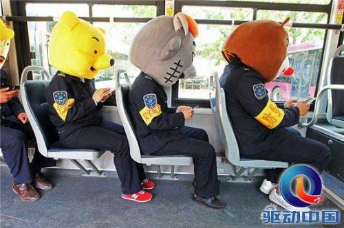 公交司机搞笑模仿低头族 呼吁市民少玩手机