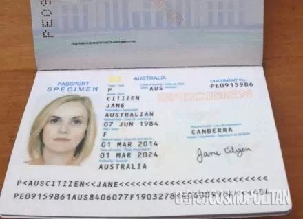 请出示护照英文怎么讲?