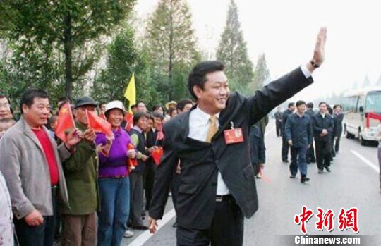 "红地毯书记"的红地毯后面都有些什么?
