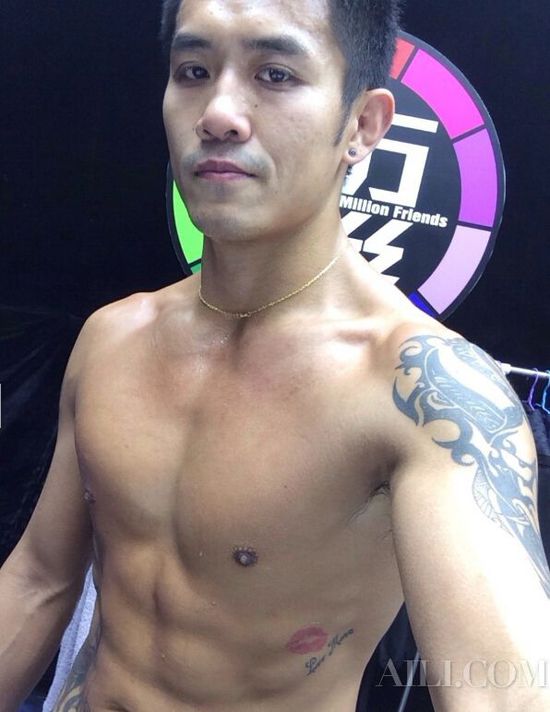 肌肉型男更爱脱 《百万粉丝》 洪宏星 裸身秀身