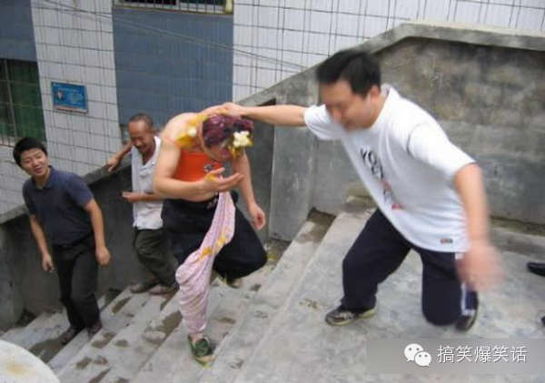  爆笑:农村闹洞房陋习吓死人了!新郎新娘的节操都没啦!