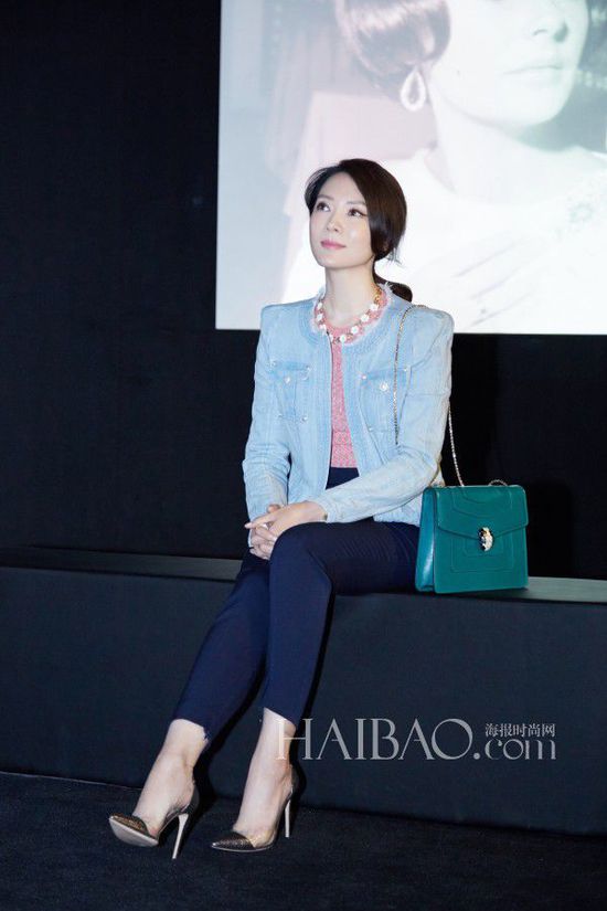 陈数身着<em>浅色牛仔外套搭</em>宝格丽 (Bulgari) 镀金