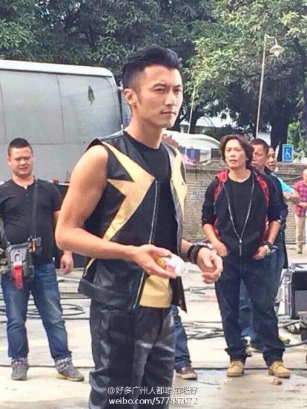 谢霆锋在广州拍广告吸金 着装被调侃只差洗剪