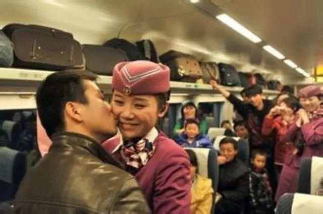 当漂亮<em>女列车员</em>来查票,发生了令人震撼的一幕