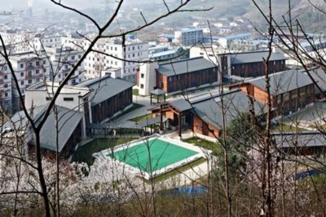 2008年汶川地震过后,加拿大联邦政府和不列颠哥伦比亚省政府联合出资800万加币援建了四川地区三所公共建筑,分别是都江堰向峨小学,绵阳残疾人学校和北川红枫敬老院。这三栋建筑经历该地区多次强度较大余震和潮湿天气,表现出了极佳的抗震和防潮性能。另外在灾后,加拿大木业协会投入人力物力致力于四川青川县农民房援建,通过将轻型木结构技术引入低成本农民房援建取得了不错的成绩,后续使用反馈也发现,住户对于木结构的农民房有较高的满意度。