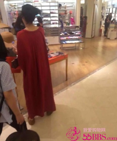 王菲素颜穿宽袍平底鞋巴黎购物 露大肚疑已怀孕