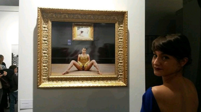 卢森堡女艺术家画展突然撩起裙子露下体