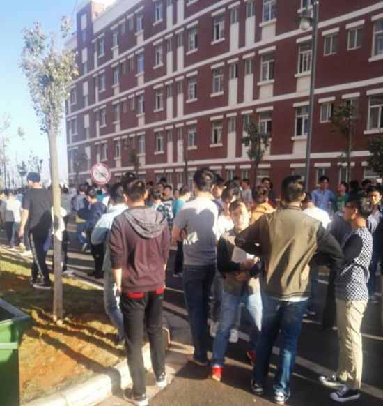 昆明4.5级地震震感强烈 大学生跑出宿舍避险