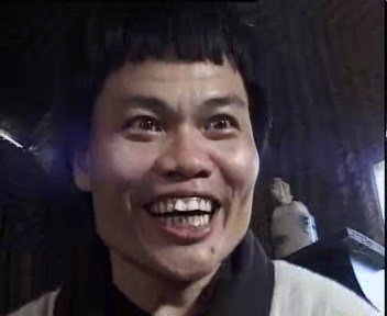 他还在《喜剧之王》中扮演从耳朵里,鼻孔里爬出虫子来的嫖客.