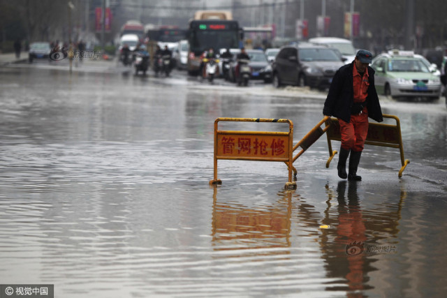 郑州热力管道"扎堆"爆管 多条路成"热水河"