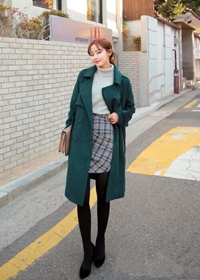 <em>高领毛衣</em>搭配短裙 外加<em>呢子大衣</em>最时髦