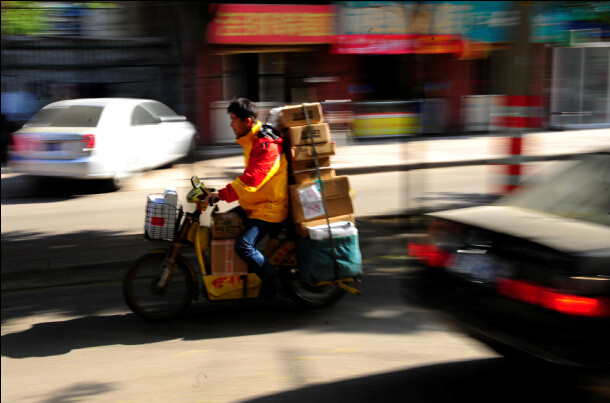 <em>西安快递</em>高峰到来马云身后的男人们忙晕了!