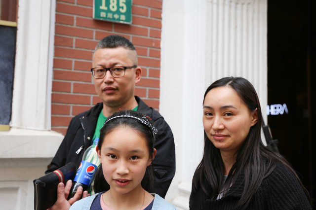 沪牌大热市民购买标书排队近两小时 黄牛代拍