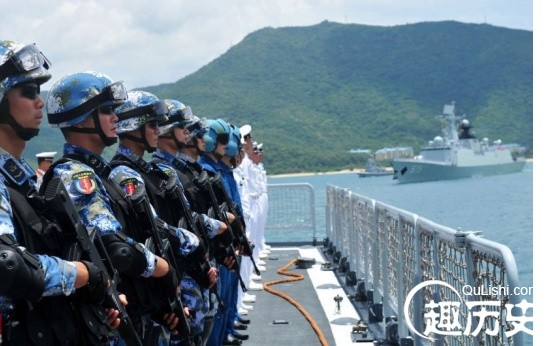 6月9日,在三亚某军港,海口舰官兵及随舰出海的特战队员离开码头.