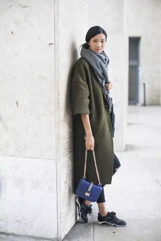 黑灰太沉闷?那就穿今年流行的墨绿色吧?!