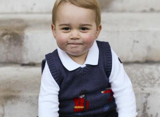 英国威廉夫妇公布小王子乔治圣诞照:可爱帅气