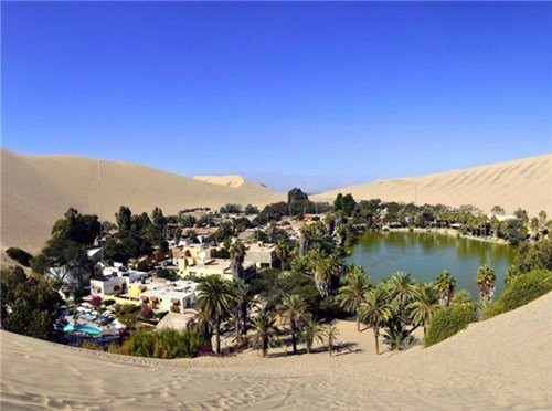 14����³ɳĮ����Huacachina������һ�����ų���100�˵�С��ׯ��λ��ƶ�ɳĮ�ϵ������ϡ�ֻ��Ҫ����Ǯ���������һ��ɳ��ȥ�浱�صĻ�ɳ�˶���