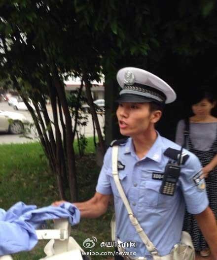 成都协警抄罚单脱衣骂人