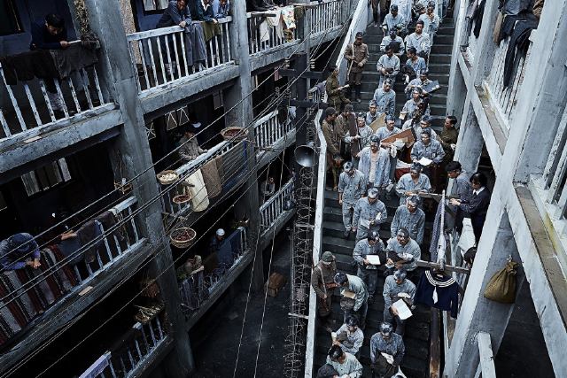 预告 新浪娱乐讯 1月25日,由苏志燮宋仲基主演的电影《军舰岛》首版