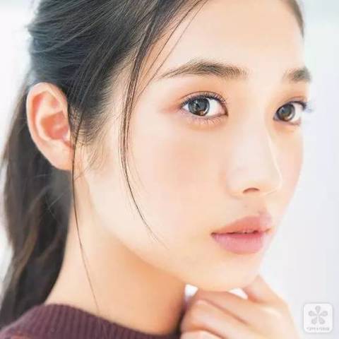 彩妆| 秋日注目!彩色睫毛膏与眼影的搭配术