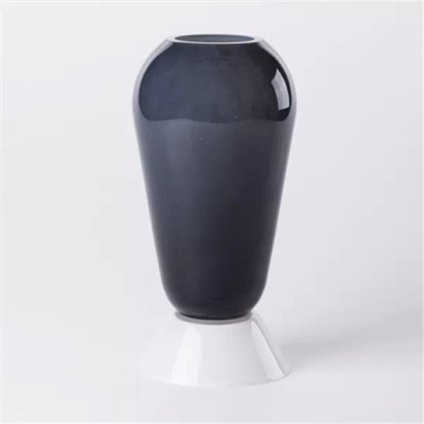 代表火山不同类型的五个玻璃容器