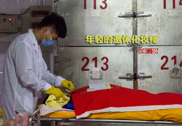 3月31日,广西柳州市殡葬管理处5名遗体化妆师在该市殡仪馆冷藏室进行