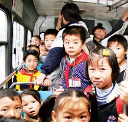 幼儿校车超载21人!浙江首例校车危险驾驶案宣