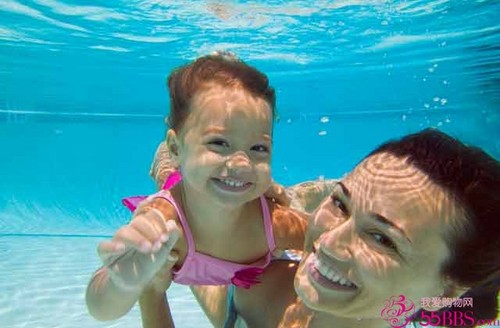 医生提醒:儿童学游泳要防中耳炎
