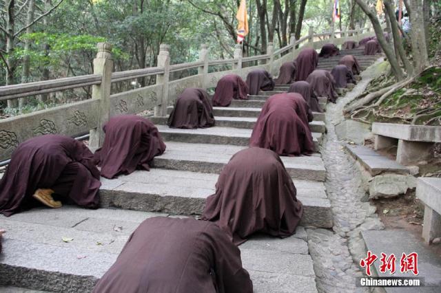 11月12日,中国四大佛山之一的浙江普陀山举行"佛顶顶佛"朝拜法会,中国