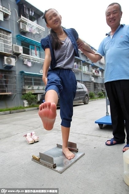 13岁女孩赤脚踩刀刃"走江湖"