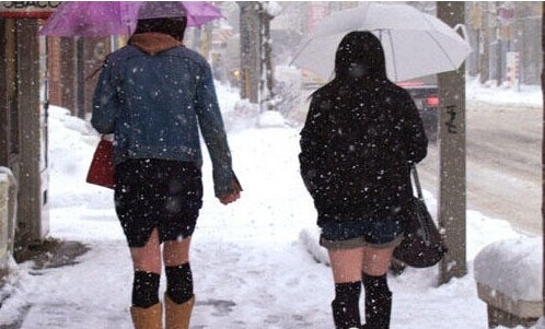 大阴谋\!为何日本女孩严冬里也光腿穿短裙!而中