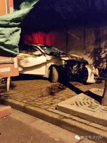 疑似酒驾!上海嘉定一小轿车突然失控冲上人行