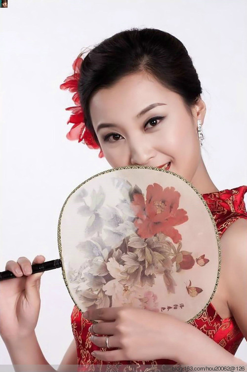 1、古代女人上衣是肚兜,那她们穿内裤吗?古人说的衣裳,上半身为衣,下半身为裳。裳有点像裙子,说白了就是块遮羞布。直到春秋时代,才有了裤子。后来,女性月经时会多穿一条旧裤子在内,避免弄脏外裤,慢慢地男人也效仿,逐渐演变成今天穿的内裤。如今,不穿内裤却成为另一种性感的表达。2、古人通常多久洗一次澡?他们用什么来洗头呢?