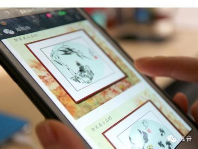 时下,艺术品拍卖开始结缘最红社交平台微信。所谓微信拍卖即是在微信公共平台,由拍卖方将拍品的信息和图片等上传到公共平台及朋友圈里,所有关注拍卖平台的客户,均有资格竞拍。这一新鲜模式拍品具有无底价、小名家、较另类等特点,受到一些藏友追捧,本文的主人公陆文博便通过一个小小的微信群,拍卖了多幅画作,并在书画圈享有知名度。可他没想到,微信群里也机关算尽、陷阱重重,陆文博被看不见的敌人暗算乃至妻离子散 微信拍卖,初露峥嵘 2004年是陆文博交好运的一年。研究生毕业的他成功应聘到江苏省某艺术院校,成