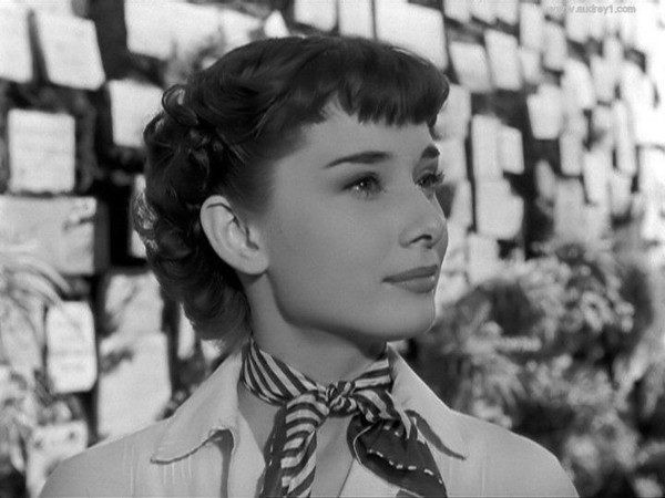 今夏像赫本一样系丝巾