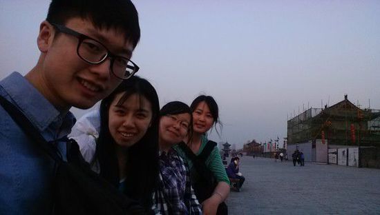 男,25,在西安,也没个朋友,感觉自己就像得了抑郁症,有2年了,做什么也都不主动,每天不开心,感觉