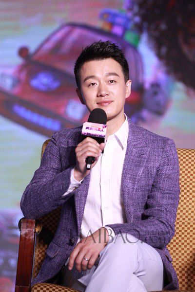 佟大为亮相电影《疯狂外星人》 首映礼发布会