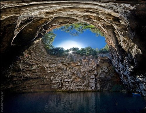 24��ϣ�����������ǵ�Melissani��Ѩ����ϣ�����У�Ů���Ǿ�ס��������˵Ķ�Ѩ����̫���������£��ᷴ�����˾��ȵ���ɫ�⣬���߻��������κ����˵���Ӿ�����ϡ�