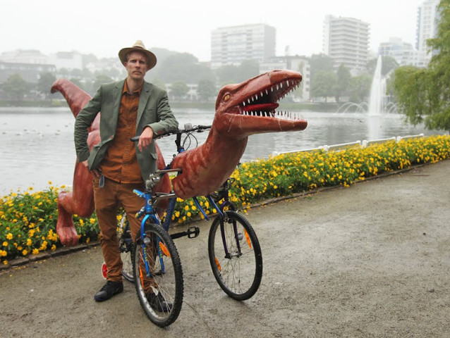 骑着自制的恐龙自行车环游挪威