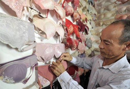 <em>收藏</em>了5000个<em>胸罩</em>的中国<em>男子</em>